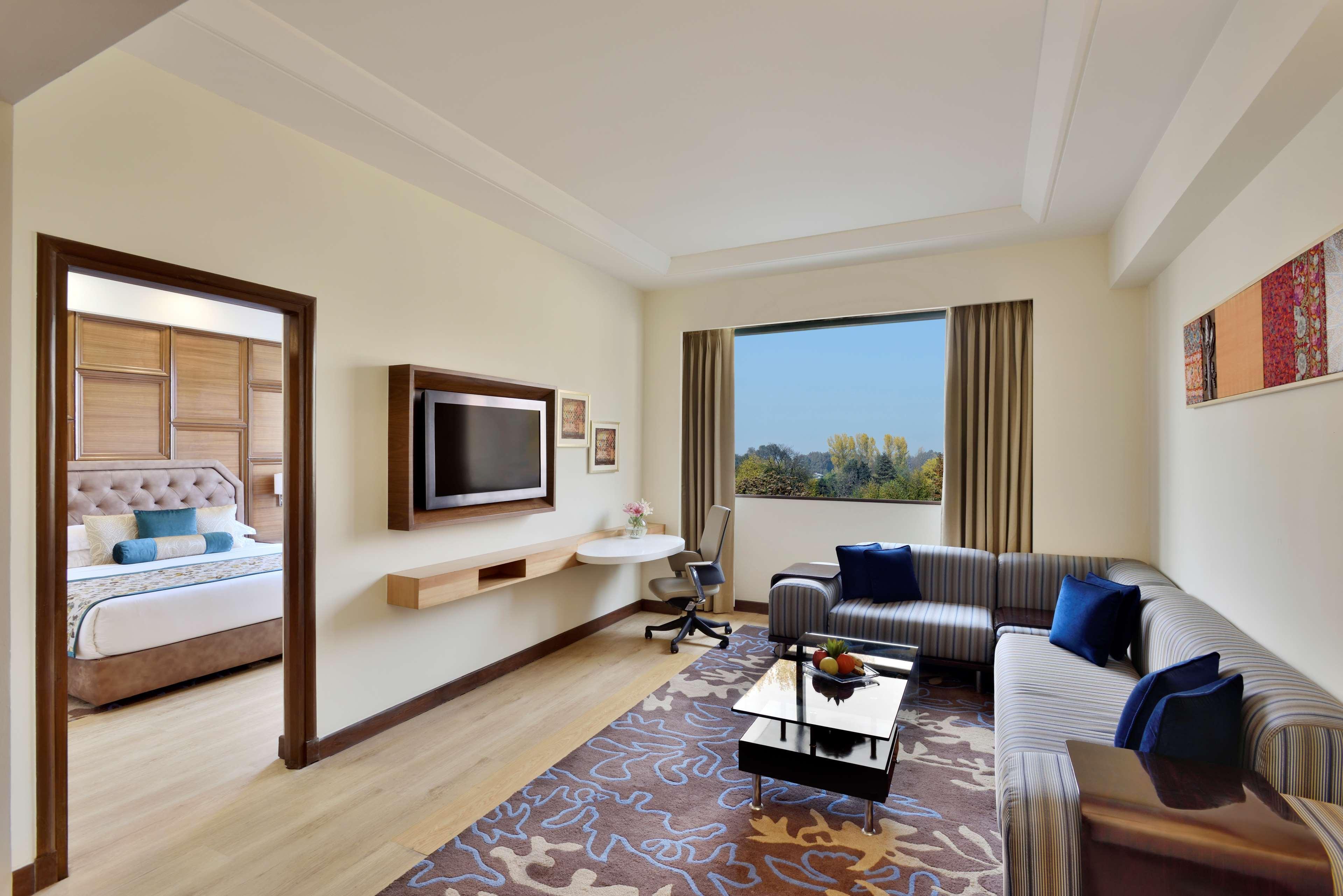 Radisson Srinagar Hotel Kültér fotó