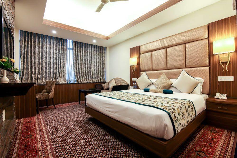 Radisson Srinagar Hotel Kültér fotó