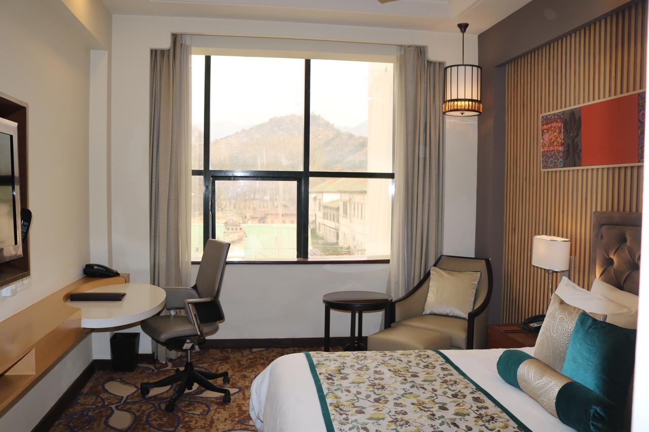 Radisson Srinagar Hotel Kültér fotó