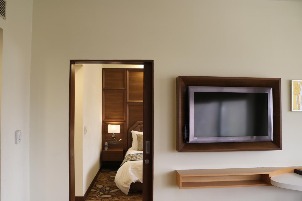 Radisson Srinagar Hotel Kültér fotó