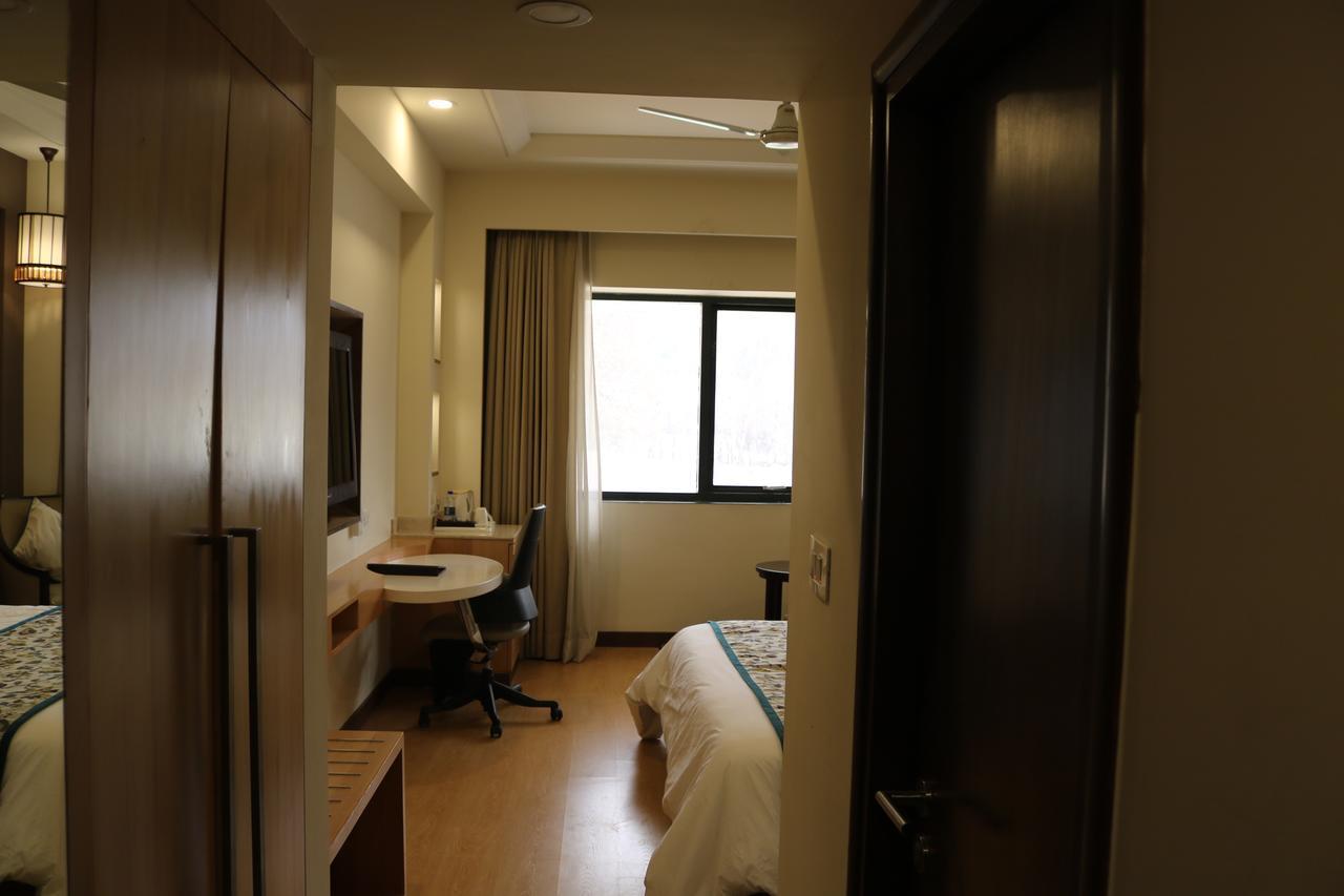 Radisson Srinagar Hotel Kültér fotó