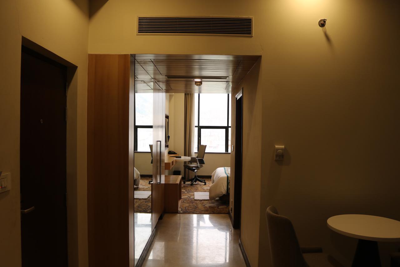Radisson Srinagar Hotel Kültér fotó